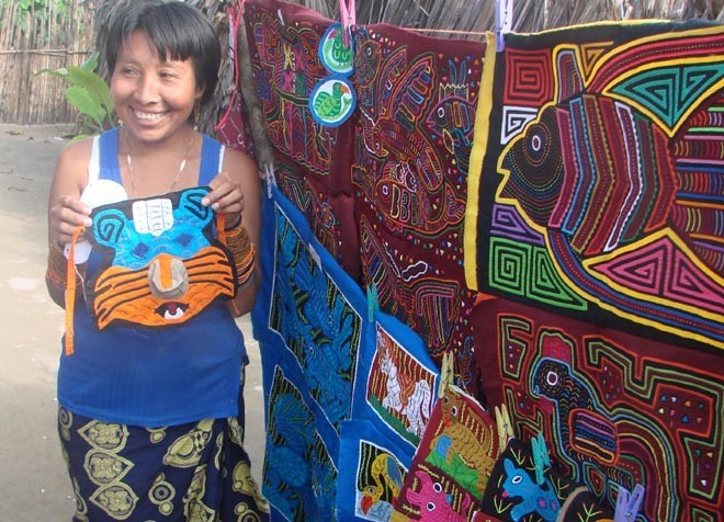 Mola maker and her wares © BW Media